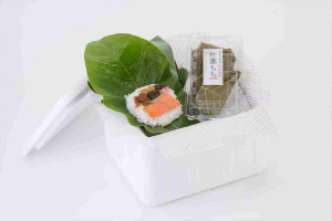 白川茶屋のお勧め商品、朴葉寿司8枚朴葉もち３個のセットです。