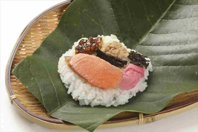 村の逸品朴葉寿司です。
