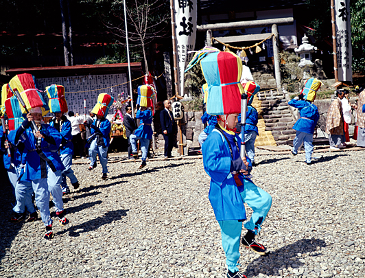 杵振り踊りもにぎやかに五加神社祭り