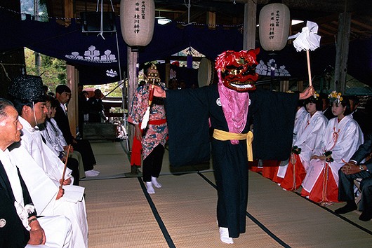 子護神社の神楽獅子