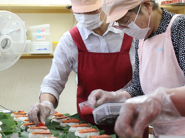 茶の里野菜村で朴葉寿司を作っているおばあちゃんたち