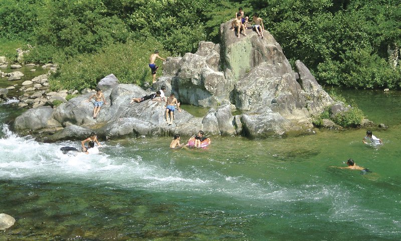 東白川村の風景/川遊び(東渕)