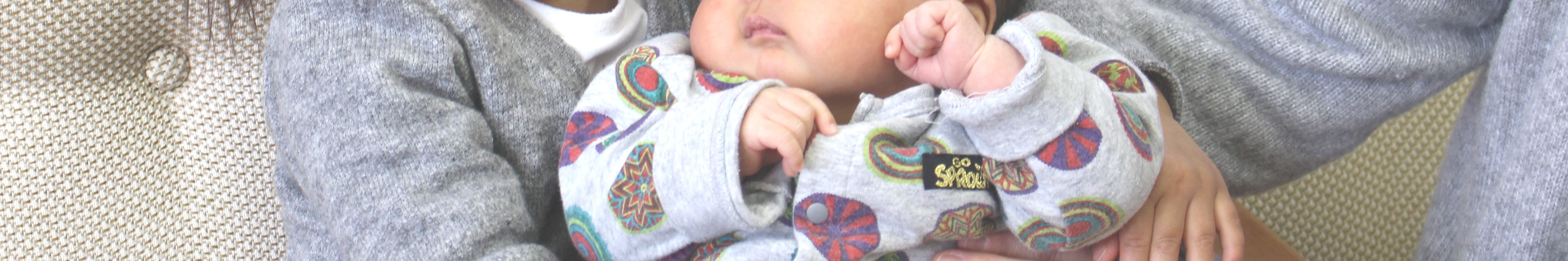 出産支援(写真:母親に抱かれている新生児)