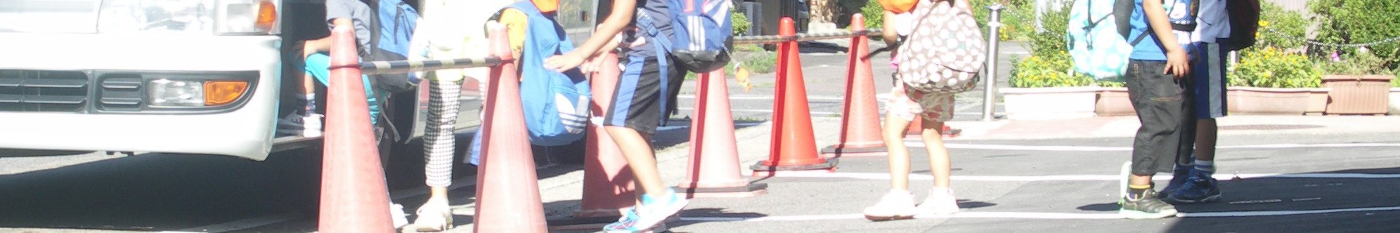 東白川村通学路交通安全プログラム(写真:スクールバスに乗り込む子ども達)