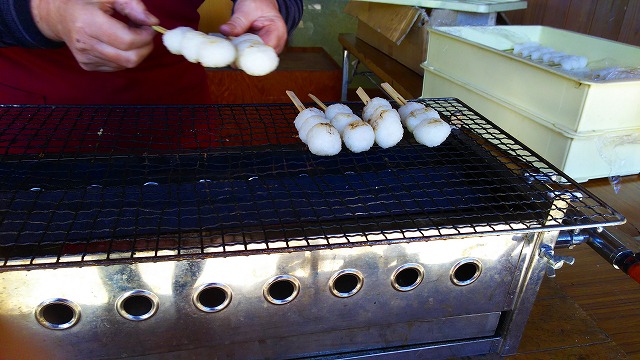 白だんごを焼きますよー