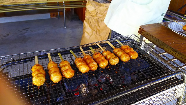 大人気五平餅は会場で焼きます！