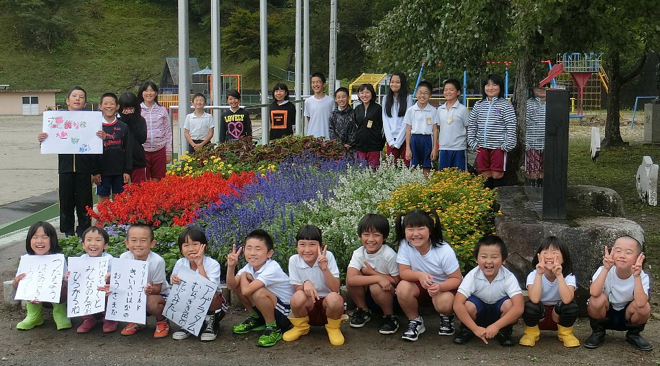 写真:花壇を囲んで記念撮影。