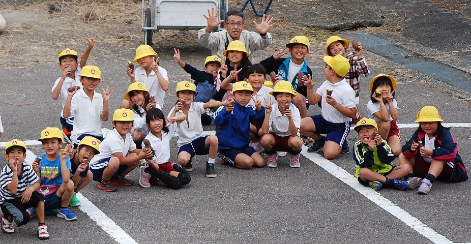 写真:焼いもを片手に「はいチーズ!」