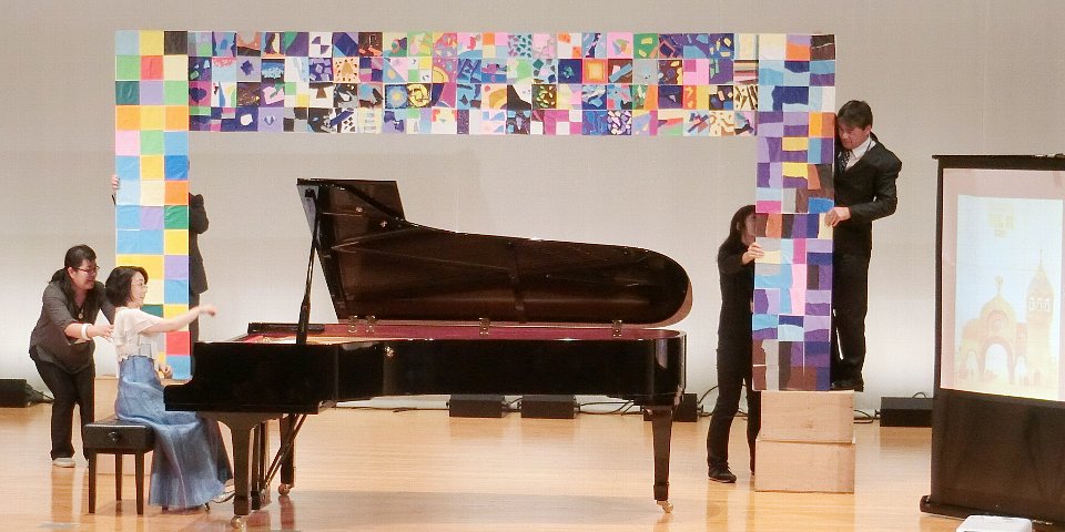 音楽美術館(写真:ステージ上のセット)