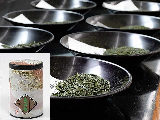 写真:共販会に出品された荒茶(左下:商品写真&lt;仕上げ茶 缶入り&gt;)