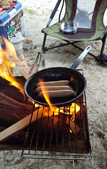 写真:山に生きる会の薪で焚き火。