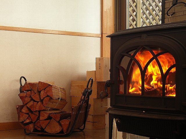 写真:「薪き屋」のまきを使っている暖炉