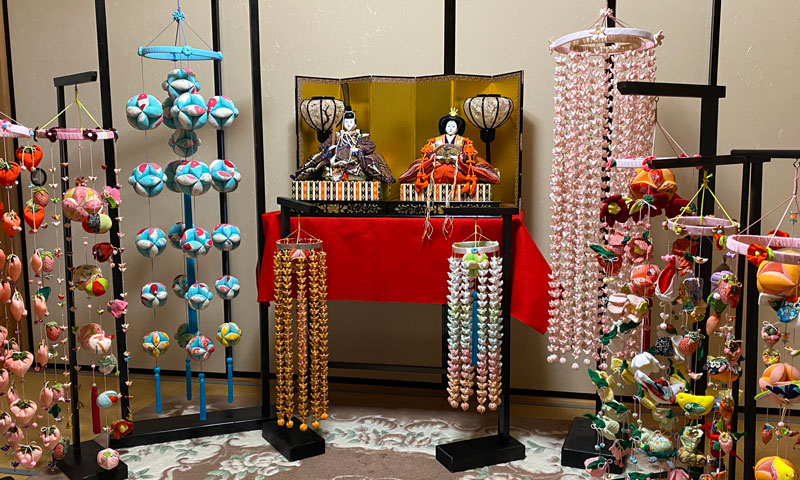 写真:鈴木利久子さんの吊るし雛(2022年2月22日・古田雅彦撮影)