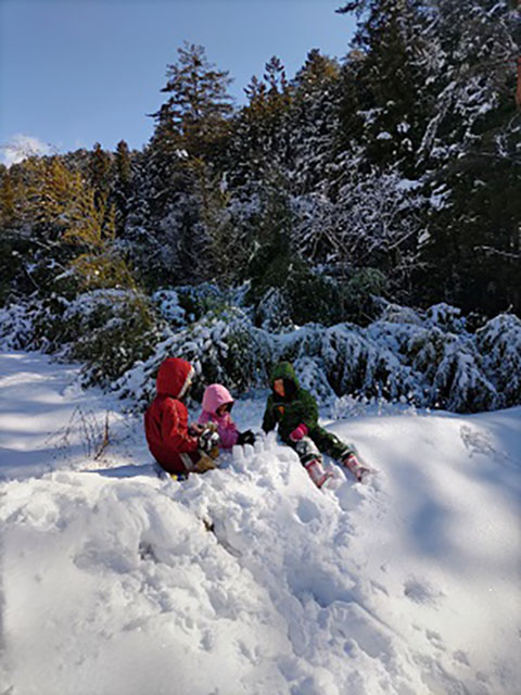 写真:友人の子ども達と雪遊び