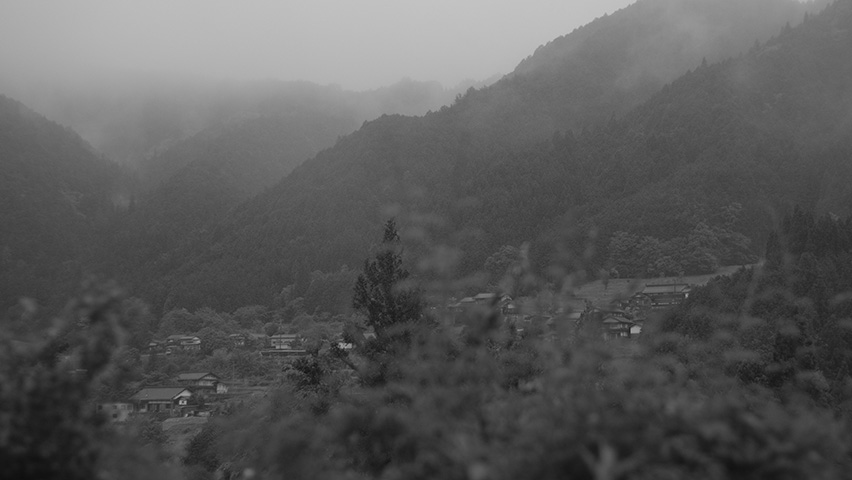 写真:東白川村の風景(山間の集落)