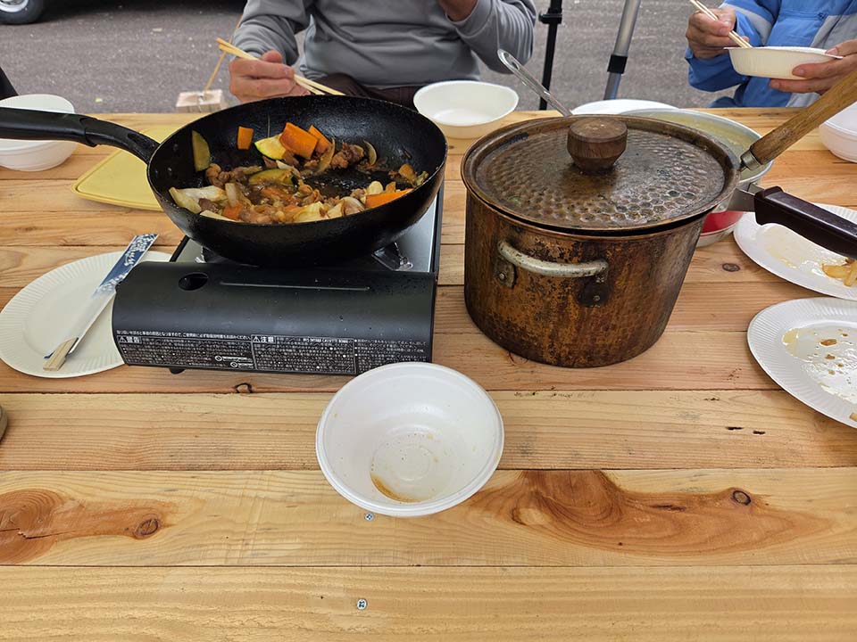 写真:参加者の自作テーブルで昼食