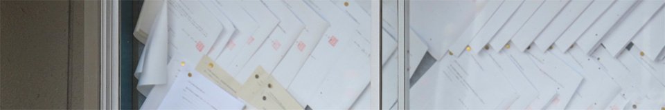 公示送達(写真:村民センター前の公示用掲示場)