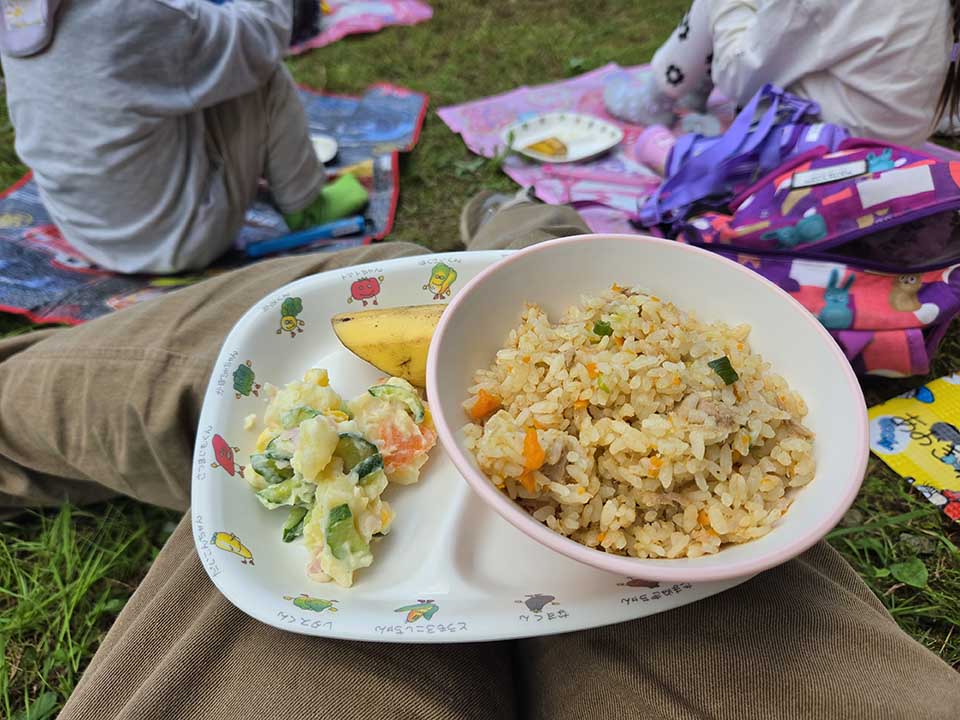 写真:野外での給食